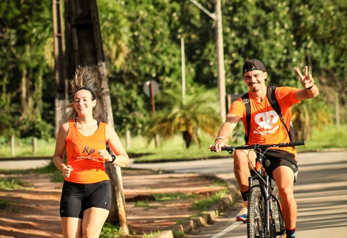Aluna da Pacheco Running correndo com camiseta oficial e acompanhamento de apoio técnico