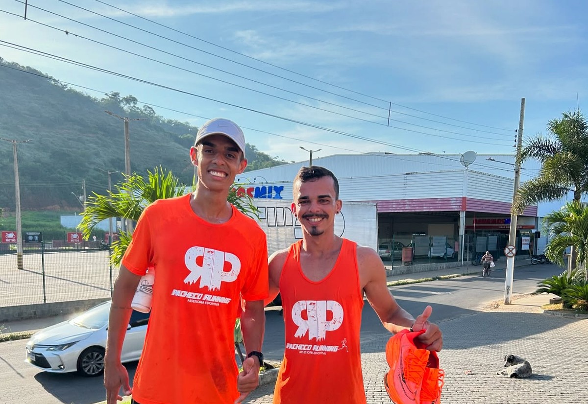 Alunos da Pacheco Running treinando juntos sob a luz da manhã com uniforme oficial